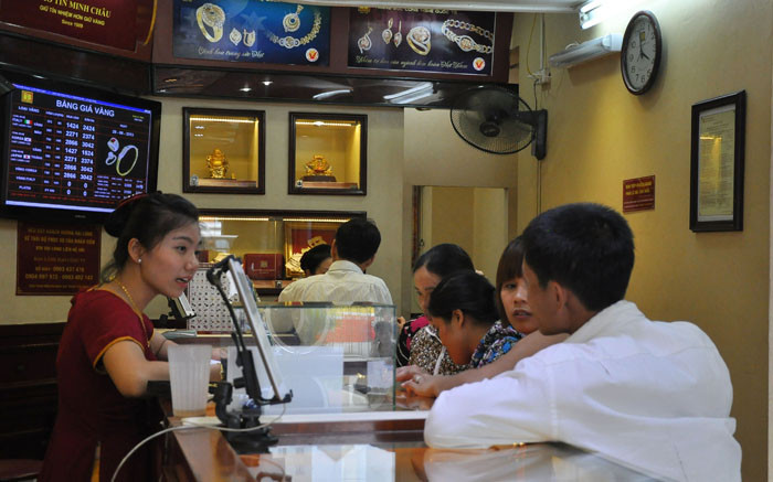 Nhiều người cũng tranh thủ giá vàng thấp mua vàng trang sức.