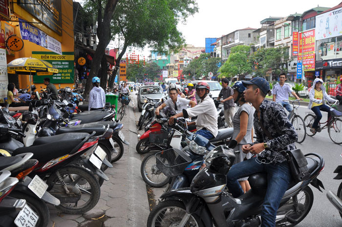 Bên ngoài cửa hàng khách hàng đứng cả xuống lòng đường