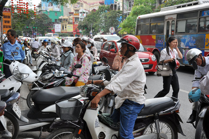 Tâm trạng mệt mỏi khi phải đứng đợi đến lượt xếp xe để mua vàng