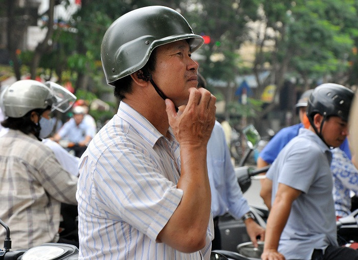 Lo lắng, ngóng chờ con hết giờ thi