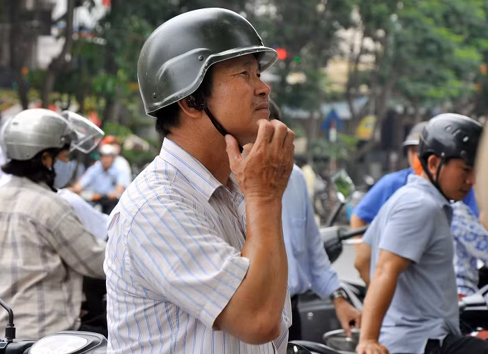 Lo lắng, ngóng chờ con hết giờ thi