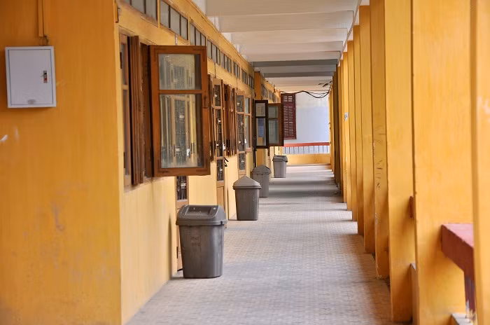 Hệ thống cửa kính trắng mặt trước được giữ nguyên.