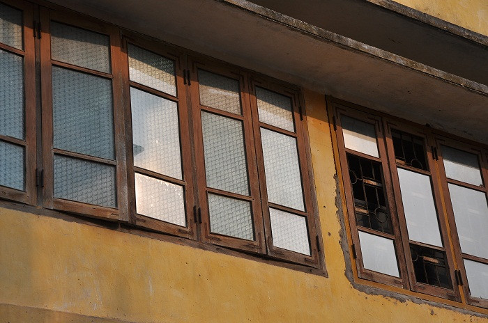 Phần lớp các của kính phía sau trường - nơi giáp với nhà dân được dán giấy kính màu trong suốt trước ngày thi vào lớp 10.