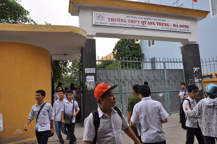 Bà Cao Bạch Vân – Hiệu trưởng trường THPT khẳng định việc dán giấy kính màu trong suốt để bảo vệ kỳ thi.