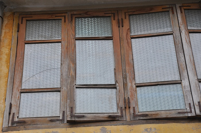 Giấy kính màu trong suốt để cách biệt với bên ngoài tránh lộ đề thi…