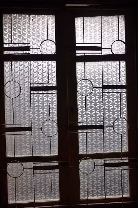 Việc dán giấy kính trong suốt hợp với mỹ quan và tránh được nắng cho thí sinh.