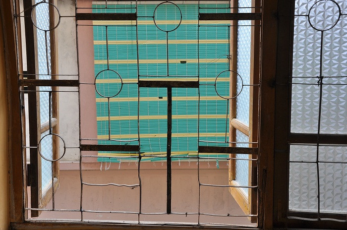 Khoảng cách giữa nhà dân và các phòng thi chỉ hơn 2m.