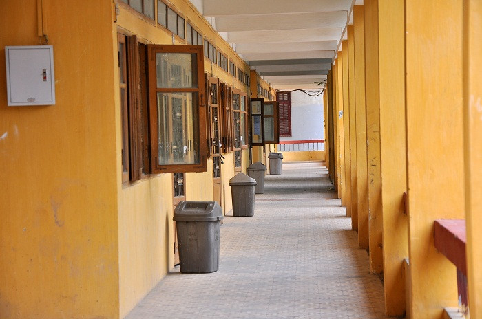 Hệ thống cửa kính trắng mặt trước được giữ nguyên.