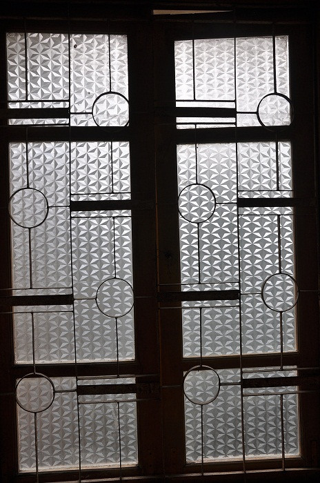 Việc dán giấy kính trong suốt hợp với mỹ quan và tránh được nắng cho thí sinh.