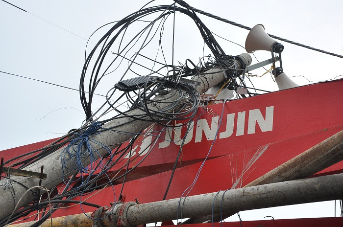 Cây cột điện gãy gập vào thân xe bơm bê tông