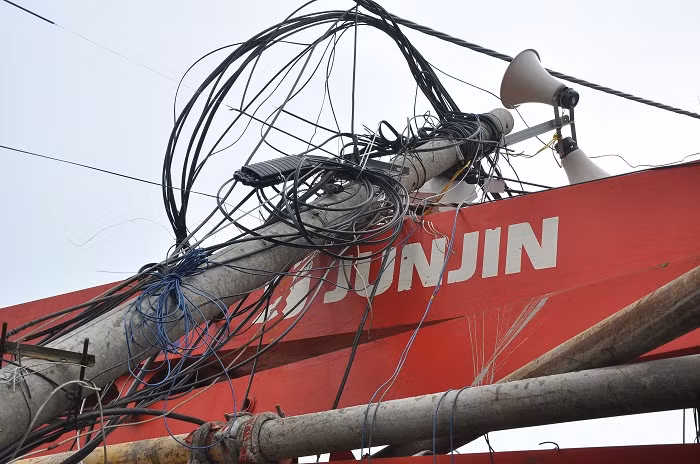Cây cột điện gãy gập vào thân xe bơm bê tông