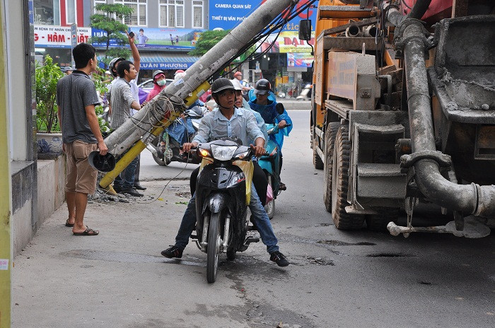Người dân đi lại rất khó khăn khi qua đoạn đường này.