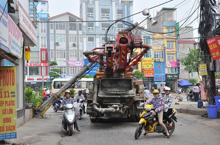 Xe bơm bê tông nằm giữa đường