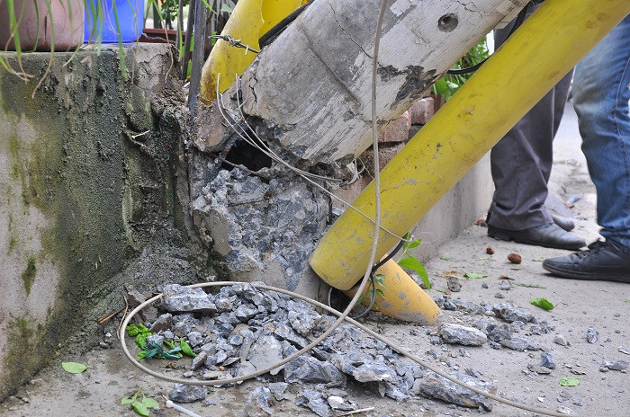 Cận cảnh nốt gãy của cây cột điện