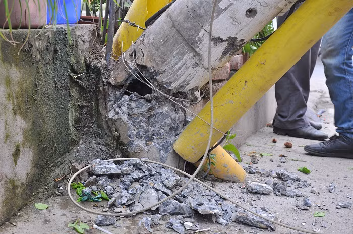 Cận cảnh nốt gãy của cây cột điện