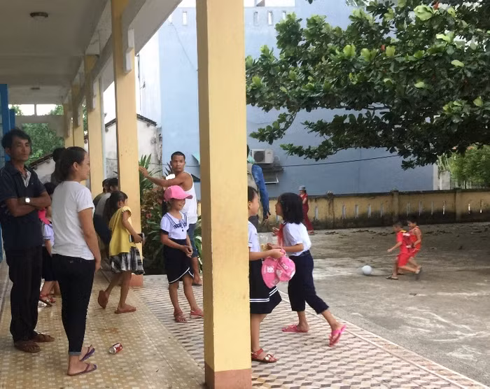 Phụ huynh vẫn đưa học sinh đến điểm trường cũ dù không có giáo viên dạy.