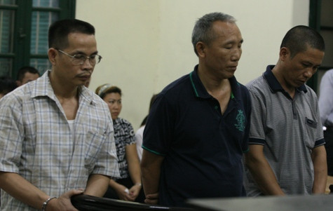 Các bị cáo Dũng, Bảo và Thọ trước vành móng ngựa