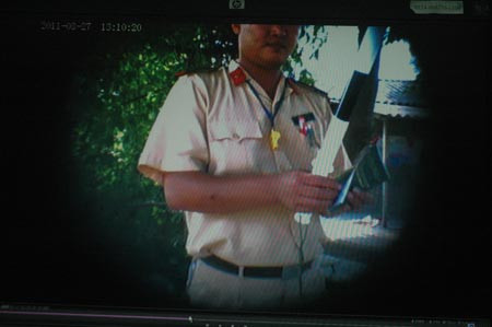 CSGT đang “làm luật” tại điểm thuộc Đồng Hỷ và trên đoạn đường tránh TP. Thái Nguyên (ảnh trích từ clip).