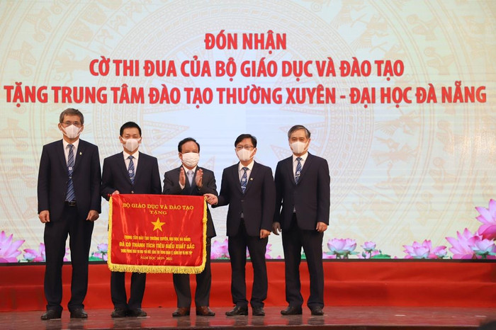 Giám đốc Đại học Đà Nẵng đã trao Cờ thi đua của Bộ Giáo dục và Đào tạo cho tập thể trung tâm đào tạo thường xuyên. Ảnh: AN Giám đốc Đại học Đà Nẵng đã trao Cờ thi đua của Bộ Giáo dục và Đào tạo cho tập thể trung tâm đào tạo thường xuyên. Ảnh: AN