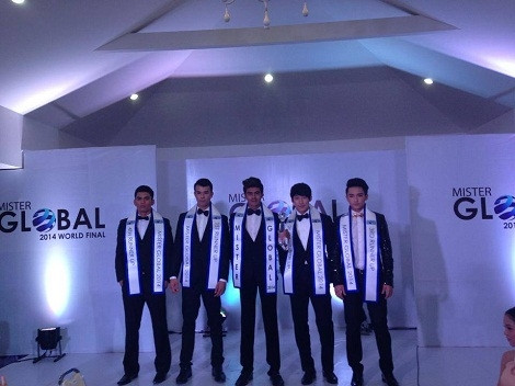 Từ trái sang Wilfred Palencia, Michael South, nam vương toàn cầu 2014 Marco Victor, Lee Jun Ho và Nguyễn Hữu Vi. Từ trái sang Wilfred Palencia, Michael South, nam vương toàn cầu 2014 Marco Victor, Lee Jun Ho và Nguyễn Hữu Vi.