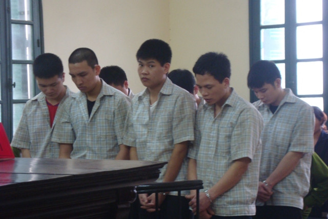 Các bị cáo trước vành móng ngựa