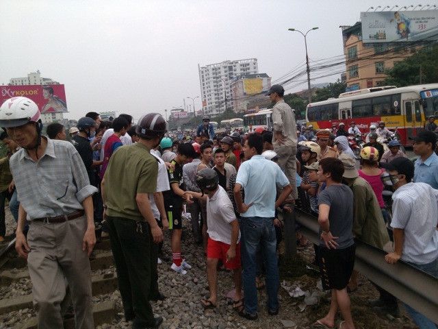 Nhiều người dân hiếu kỳ đã đến hiện trường vụ tai nạn để xem Nhiều người dân hiếu kỳ đã đến hiện trường vụ tai nạn để xem