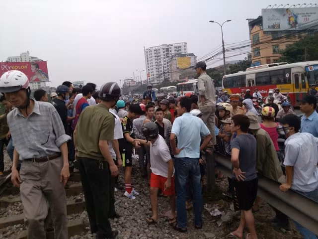 Nhiều người dân hiếu kỳ đã đến hiện trường vụ tai nạn để xem