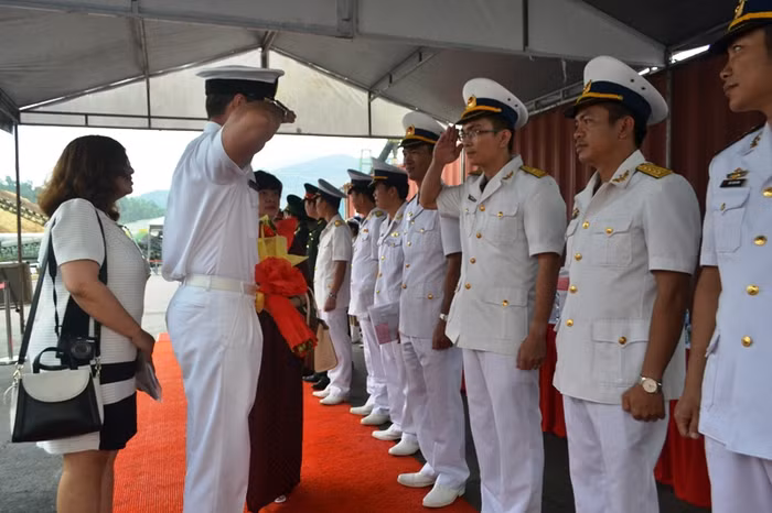 Thuyền trưởng tàu HMNZS TE KAHA chào xã giao hải quân Việt Nam.