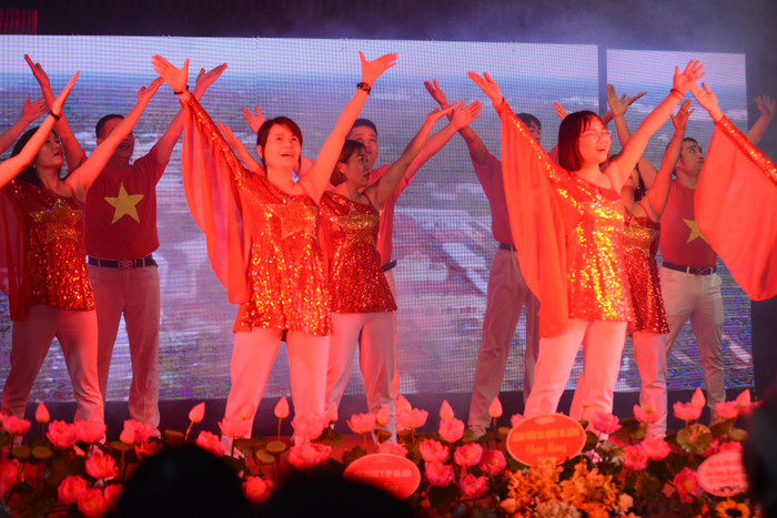 Các tiết mục văn nghệ mở đầu chương trình. Ảnh: Trà My