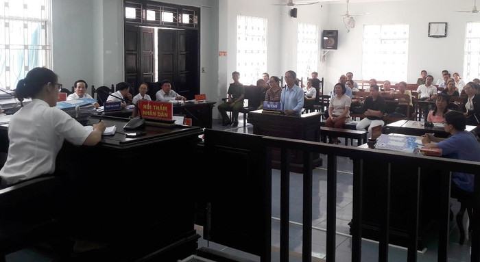 Tòa sơ thẩm tuyên phạt bị cáo Hòa 18 tháng tù về tội: "lợi dụng chức vụ quyền hạn chiếm đoạt tài sản". Ảnh: TT Tòa sơ thẩm tuyên phạt bị cáo Hòa 18 tháng tù về tội: "lợi dụng chức vụ quyền hạn chiếm đoạt tài sản". Ảnh: TT