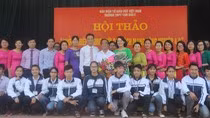 Cô Hà (áo dài xanh) chia sẻ: "Nhìn bảng điểm thi đại học của học trò, tôi đã bật khóc vì quá hạnh phúc” (Ảnh: Thùy Linh)