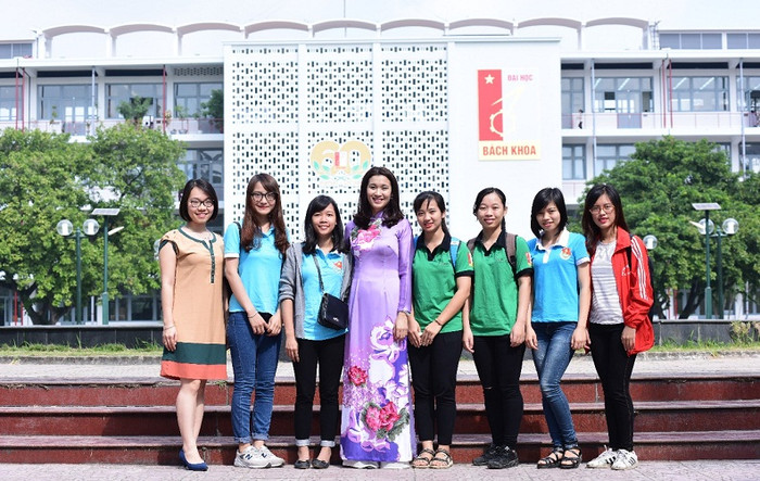 Hồng Mến, cô giáo trẻ, thích ô tô ảnh 2