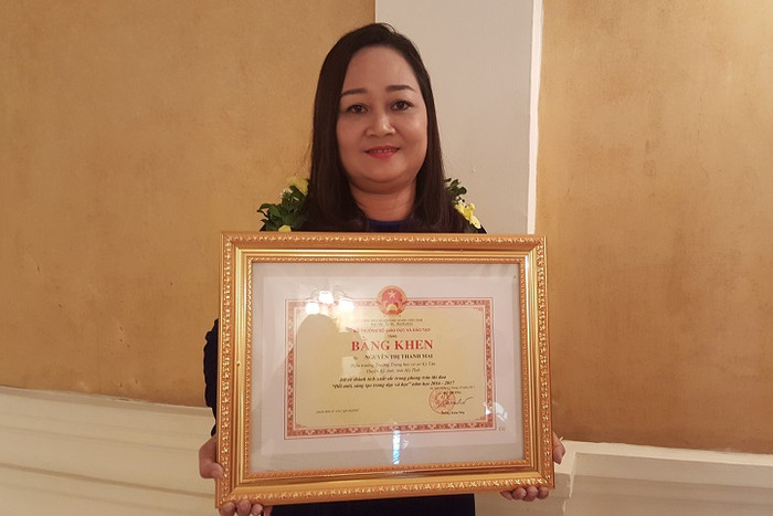 Cô Nguyễn Thị Thanh Mai – Hiệu trưởng trường Trung học cơ sở Kỳ Tân, huyện Kỳ Anh, tỉnh Hà Tĩnh vừa nhận bằng khen của Bộ trưởng về “đã có thành tích xuất sắc trong phong trào thi đua đổi mới, sáng tạo trong dạy và học năm học 2016-2017”. (Ảnh: Thùy Linh)