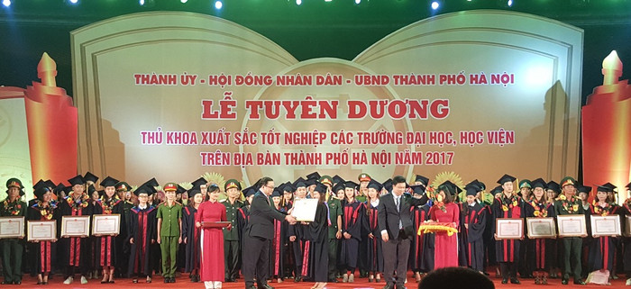 Hà Nội vinh danh 84 thủ khoa xuất sắc nhất năm 2017 (Ảnh: Thùy Linh) Hà Nội vinh danh 84 thủ khoa xuất sắc nhất năm 2017 (Ảnh: Thùy Linh)