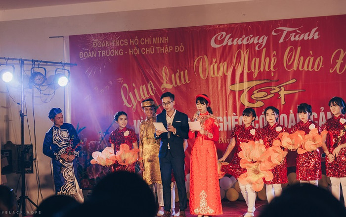 Với châm ngôn sống: “Không có thứ tốt nhất, chỉ có thứ tốt hơn”, Thủy Tiên luôn nỗ lực trong mọi việc dù đó là học tập hay các hoạt động xã hội. Thủy Tiên trong ảnh là MC của một chương trình (Ảnh nhân vật cung cấp) Với châm ngôn sống: “Không có thứ tốt nhất, chỉ có thứ tốt hơn”, Thủy Tiên luôn nỗ lực trong mọi việc dù đó là học tập hay các hoạt động xã hội. Thủy Tiên trong ảnh là MC của một chương trình (Ảnh nhân vật cung cấp)