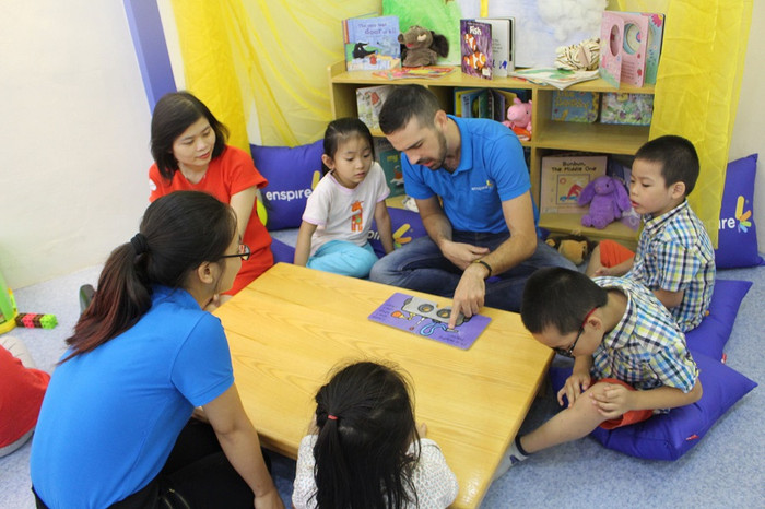 Trẻ học tiếng Anh qua trải nghiệm nghệ thuật Trẻ học tiếng Anh qua trải nghiệm nghệ thuật