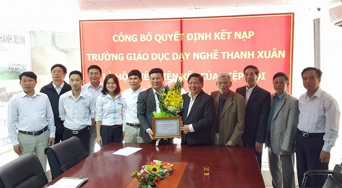 Phó giáo sư Trần Xuân Nhĩ - Phó chủ tịch Hiệp hội Các trường đại học, cao đẳng Việt Nam chính thức trao quyết định kết nạp Trường Giáo dục Dạy nghề Thanh Xuân là hội viên liên kết của Hiệp hội. Phó giáo sư Trần Xuân Nhĩ - Phó chủ tịch Hiệp hội Các trường đại học, cao đẳng Việt Nam chính thức trao quyết định kết nạp Trường Giáo dục Dạy nghề Thanh Xuân là hội viên liên kết của Hiệp hội.