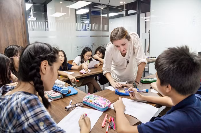 Quang cảnh lớp học tại IvyPrep Education đào tạo về triết lý, cách thức hiện thực hóa “lớp học đảo ngược”, định hướng “giáo dục khai phóng” (Ảnh: Bích Phượng)