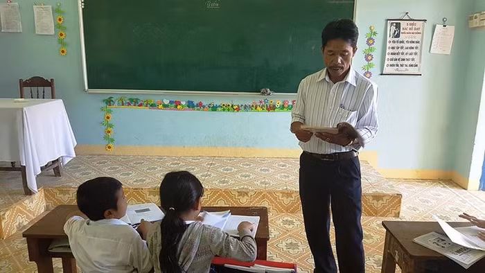 Nhiều giáo viên miền núi Quảng Nam lo lắng khi bị thu hồi số tiền hỗ trợ đã nhận. Ảnh: AN