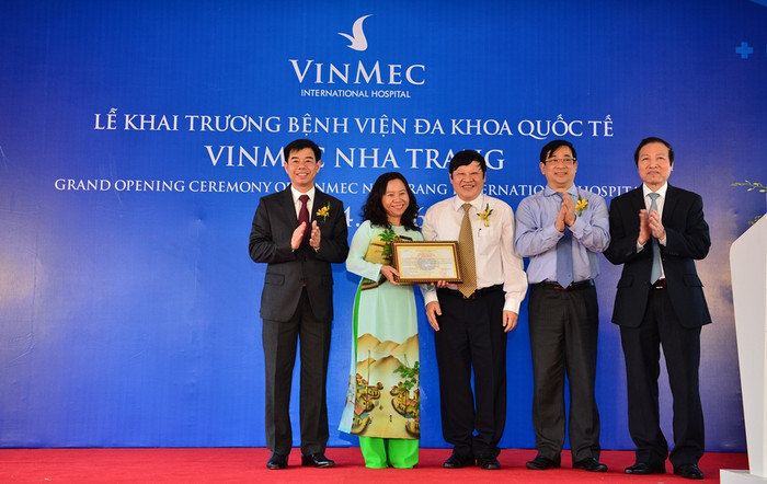 Thứ trưởng Bộ Y tế Nguyễn Việt Tiến (áo trắng thứ 3 từ trái sang) trao quyết định thành lập. Thứ trưởng Bộ Y tế Nguyễn Việt Tiến (áo trắng thứ 3 từ trái sang) trao quyết định thành lập.