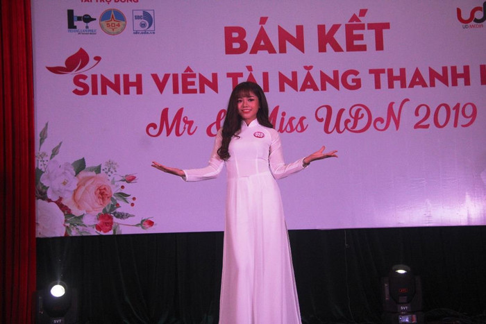 Những bước đi tự tin của sinh viên trên sàn diễn.