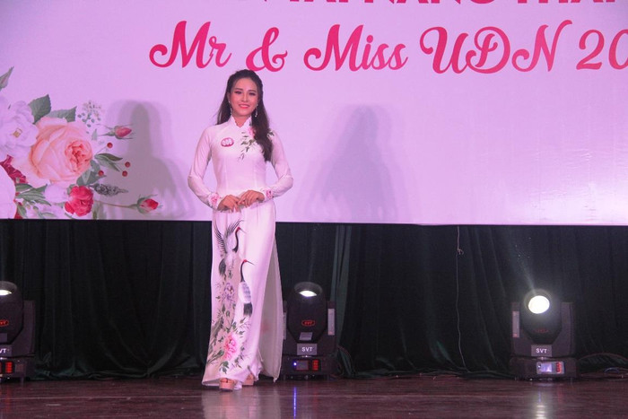 Các thí sinh trong trang phục áo dài truyền thống.