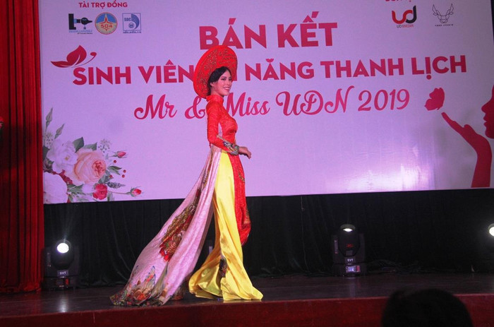 Cuộc thi trình diễn áo dài truyền thống đã thu hút nhiều sinh viên đến từ các trường đại học thành viên và cơ sở giáo dục trực thuộc Đại học Đà Nẵng tham gia.