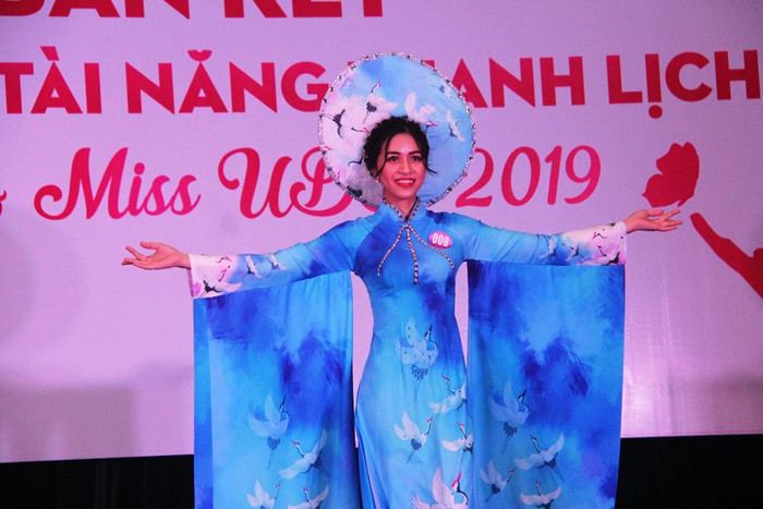 Các hoa khôi sinh viên tự tin trên sàn diễn.