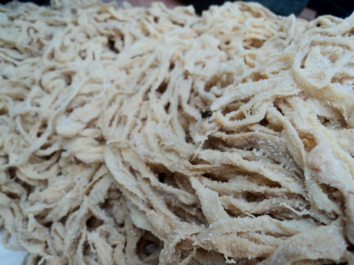 Toàn bộ số lòng lợn này được ướp bằng một chất bột màu trắng dạng như muối hạt và bốc mùi thối rất khó chịu...