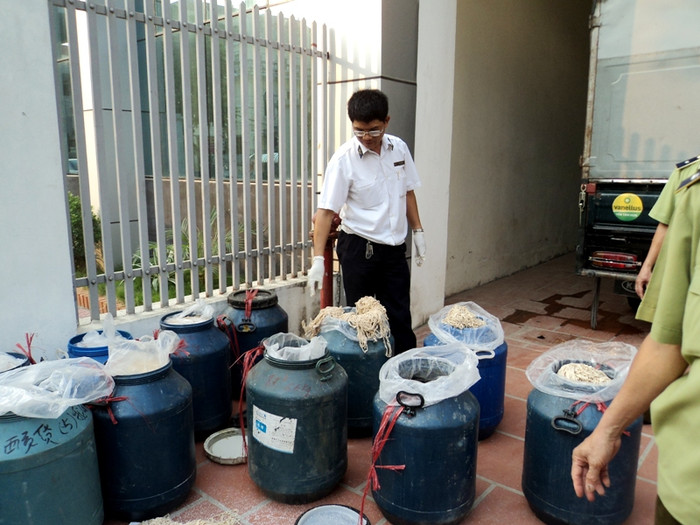 Ông Lê Mạnh Hùng - Đội trưởng Đội Quản lý thị trưởng số 11 cho biết:“Địa điểm bắt được số hàng này là ở Ga Hà Nội. Số hàng này được vận chuyển từ Lạng Sơn về. Số hàng này đã được sơ chế và ướp muối cùng với hóa chất”. Cũng theo ông Hùng số hàng này được vận chuyển về Hà Nội dùng vào mục đích là làm vỏ lạp sườn. Theo quan sát của Phóng viên Báo Giáo dục Việt Nam, số lòng lợn này được chứa trong các túi nilon và được nén chặt trong 15 thùng nhựa...