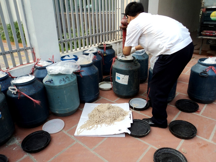 Nói về phương hướng xử lý, ông Hùng cho biết, số hàng này sẽ được tiêu hủy, lái xe sẽ bị xử phạt hành chính từ 1 – 2 triệu đồng vì lỗi vận chuyển này.