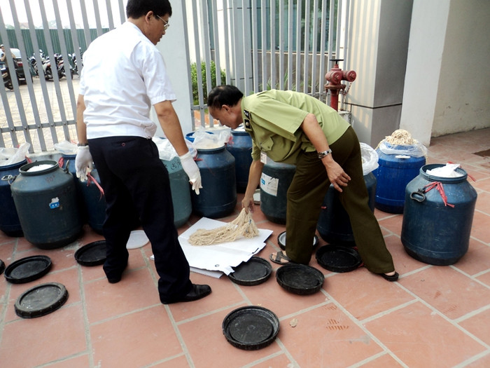 Lái xe là Bùi Ngọc Dương (ở Gia Lâm, Hà Nội) đã bị tạm giữ, còn chủ hàng đã bỏ trốn.