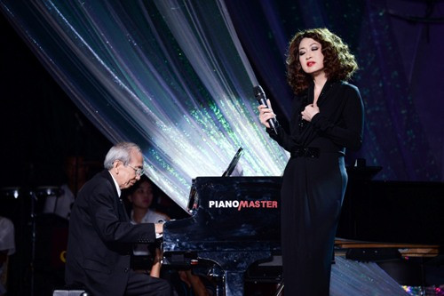 Nhạc sĩ Nguyễn Ánh 9 đệm đàn cho phần trình diễn của Ý Lan. Nhạc sĩ Nguyễn Ánh 9 đệm đàn cho phần trình diễn của Ý Lan.