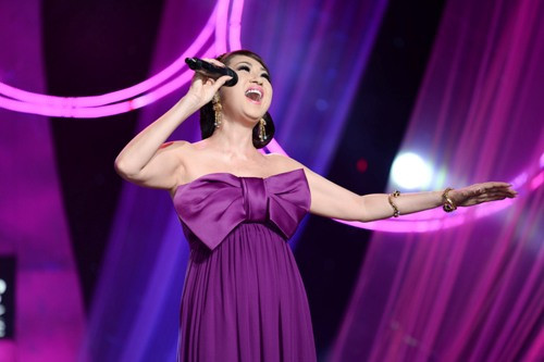 Ý Lan quyến rũ trên sân khấu trong đêm liveshow của mình. Ý Lan quyến rũ trên sân khấu trong đêm liveshow của mình.